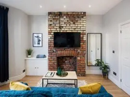 Stylish modern apartment near the city centre with nearby off-road parking