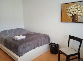 Studio flat in the heart of Zug, ideal for solo travellers, magánszállás Zugban