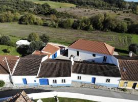 Azoia 10 - Casas de Campo & Hostel, hotel bajet di Azoia de Baixo