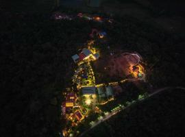 Honeydewwz Exoticaa Hotel & Resort – ośrodek wypoczynkowy w mieście Chikmagalur
