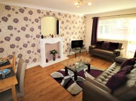 Doncaster - Boswell - Large Balcony Apartment & Parking - 2 Bedrooms - Close to Town & Racecourse, хотел с паркинг в Донкастър