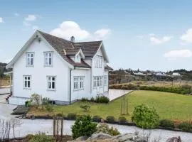 4 Bedroom Nice Home In Bekkjarvik