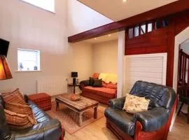 6 bed Cozy Victorian Cottage