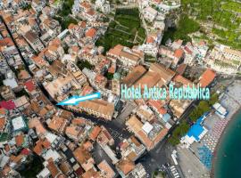 Hotel Antica Repubblica in Amalfi center at 100mt from the sea with payment parking，阿馬爾菲Amalfi Harbour附近的飯店