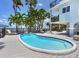 Luxury beachfront home with pool in Islamorada home, hotel with parking in Lower Matecumbe Beach