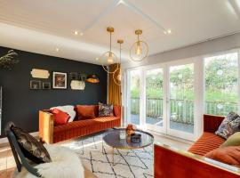 Luxurious 4 Bedroom New England Style Villa - Trewhiddle V5, hotel in St Austell