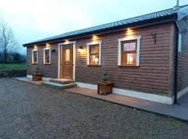 Luxurious Log Cabin with lay-z spa hot tub, spa hotel in Ballina