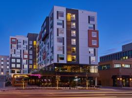 MOXY Denver Cherry Creek: bir Denver, Cherry Creek oteli