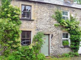 Langcliffe Lock Cottage, hotel with parking in Stainforth