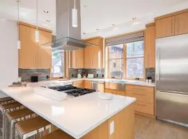 Luxury Townhome On Depot, 3 Mins Walk To Main St Gondola, Heated Garage, Private Roof Top Hot Tub, townhouse