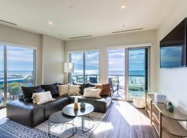 Elegant 4 BR Beachfront, Luxury Condo with Rooftop Pool Next to the Hangout, hotel mewah di Gulf Shores