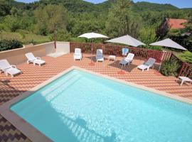 Holiday home with private pool near Sarlat, hotel din Carlux