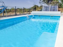 Cozy Home In La Souterraine With Outdoor Swimming Pool, maison de vacances à La Souterraine