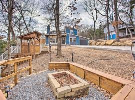 Wooded Pottsboro Escape about 1 Mi to Lake Texoma, hotel en Pottsboro