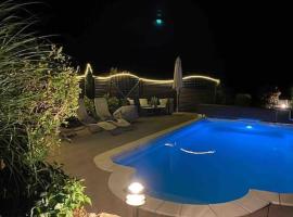 Appartement mit Alpensicht, beheiztem Pool, Garten, hotel v destinaci Heitenried