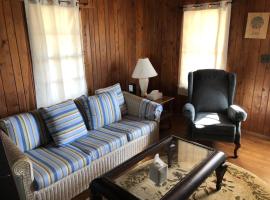 BlackBeard's Retreat - Historic and Pet Friendly cottage, pet-friendly hotel in Kitty Hawk