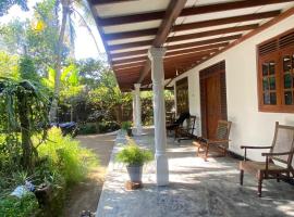 Guruge villa, отель типа «постель и завтрак» в Хиккадуве