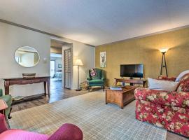 Single-Story Fairfield Bay Condo w/ Deck!, hotel a Fairfield Bay
