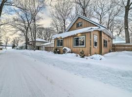 Gaylord Cottage, Walk to Lake Otsego Beaches!, holiday rental in Gaylord