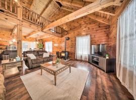 Cabin in Lake Chautauqua on 36 Acres with Hot Tub!, parkimisega hotell sihtkohas Ashville