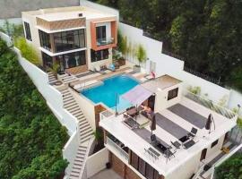 Private Resthouse with Cozy Pool and Nice View, feriebolig i Antipolo