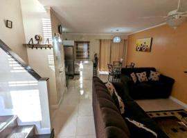 Comfy Seascape Retreat near Kingston Airport, קוטג' בקינגסטון