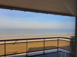 Large beachstudio seaview Blankenberge near Brugge, cheap hotel in Blankenberge