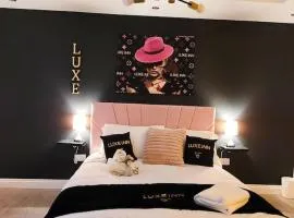 Luxury, 4 Bedroom House, FREE Parking, Borehamwood