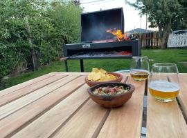 Los Coirones 3 - Cabaña con jardin, hotel i Dina Huapi