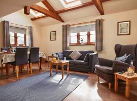 Bentra - Boutique Cottage at Harrys Cottages, hotel with parking in Pen y Clawdd