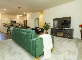 Lavishly Decorated 3-Bedroom Home Near Samsung-Taylor with King-Sized Bed