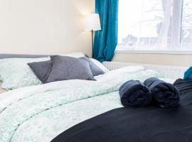 Shirley House 3, Guest House, Self Catering, Self Check in with Smart Locks, Use of Fully Equipped Kitchen, close to City Centre, Ideal for Longer Stays, Walking Distance to BAT, 20 min Drive to Fawley Refinery, Excellent Transport Links, pensión en Southampton
