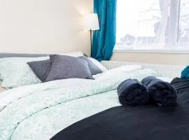 Shirley House 3, Guest House, Self Catering, Self Check in with Smart Locks, Use of Fully Equipped Kitchen, close to City Centre, Ideal for Longer Stays, Walking Distance to BAT, 20 min Drive to Fawley Refinery, Excellent Transport Links