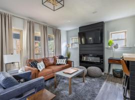 The Akron Retreat: Modern 3-Bedroom Oasis, hotell Akronis