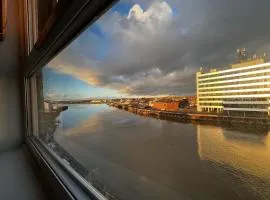 Lovely, Sleeps 6, Riverside Views, Parking, GY