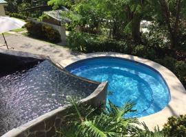 Casa Vacacional en Herradura con piscina privada, biệt thự ở Herradura