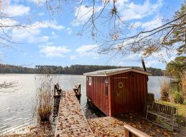 Old Blue's Retreat: Lakeview Cozy Cottage, хотел в Садърн Пайнс