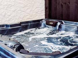 Willow Chalet near Cartmel & Lake Windermere, hotel con jacuzzi en Flookburgh