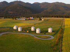 Clark Farm Silos - 5 Silo Mountain View Retreat, agriturismo a Kalispell