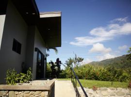 Jungle Home with King Beds -5 Minutes from the Beach, feriehus i Uvita