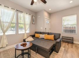 Sacramento Two-Story Condo Near Oak Park Brewing!, къща тип котидж в Сакременто