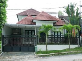 Blue Villa, cottage in Balikpapan