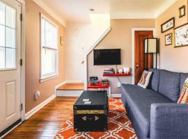 Cozy Cottage 10 mins to DTWN CLE Free Parking, hotel v destinaci Euclid