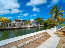 Boater's Dream House on the water 150' of Sea Wall, cottage in Big Pine Key