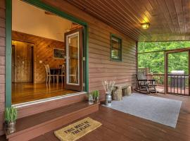 Peak-a-Blue Cabin - Watch Movies from Hot Tub, Mountain View, Fire Pit, Oversized Deck, Screened-in Porch, hôtel à Mineral Bluff