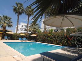 Sunflower Hotel Apartments, serviced apartment in Larnaca