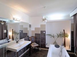 Modern apartment/3bedrooms/2bathrooms/rooftop/jacuzzi, budgethotel i Pointe aux Sable