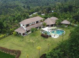 Villa Ravenala, Sumptuous 5BR Luxury Villa 10min away from Lovina in the North of Bali, hotel in Lovina