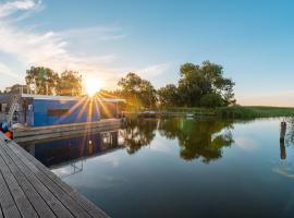 Hafenresort Karnin _ Hausboot Silv, boat in Karnin (Usedom)