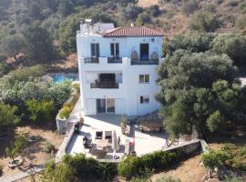 Villa Armonia in Crete, quiet with sea view & pool, hotel na may parking sa Xirostérnion